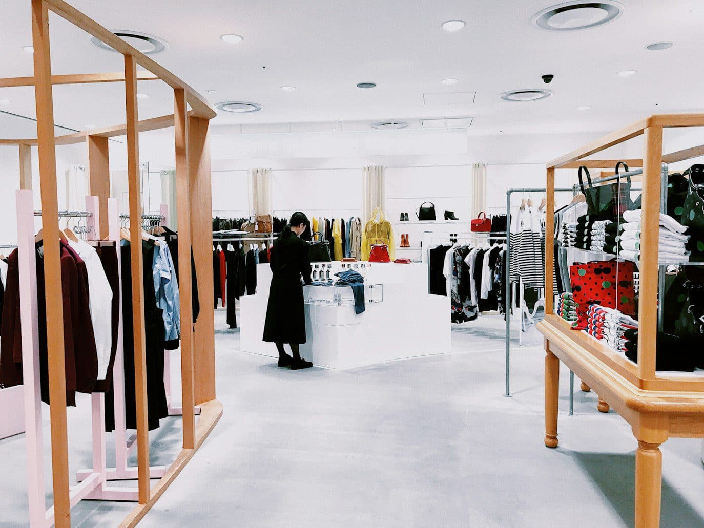 Retail Growth via Franchising: Benefits, Drawbacks & Rules